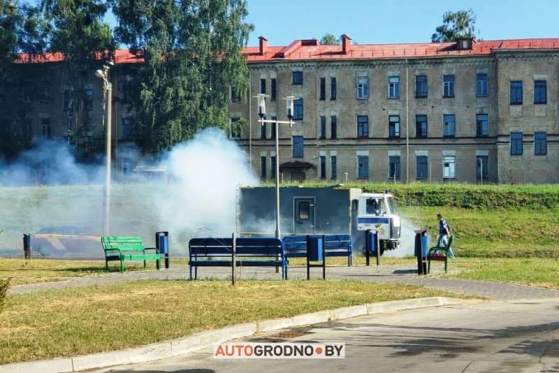 Дымящийся автозак в Гродно - фото