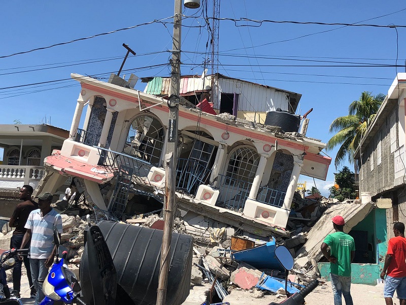 Число жертв землетрясения на Гаити приблизилось к 2 тысячам - Фото