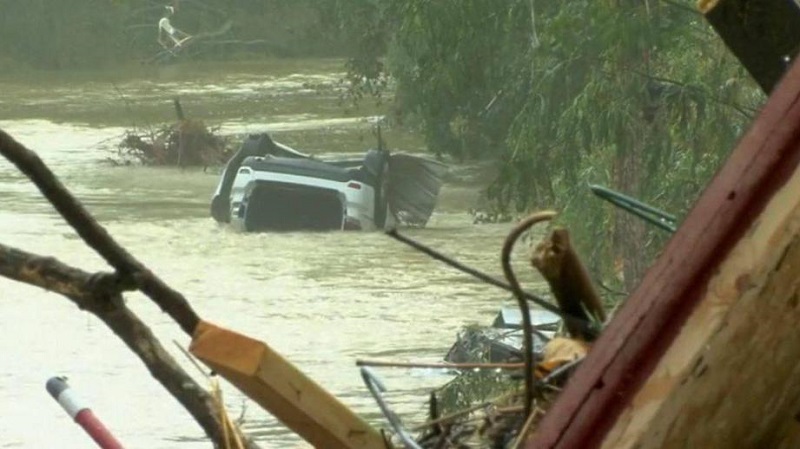 Более 20 человек погибли во время наводнения в Теннесси - Фото