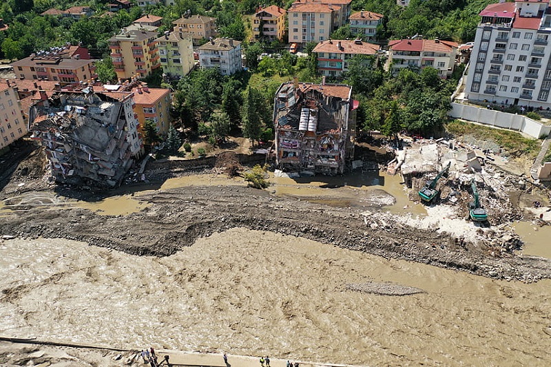 Число жертв наводнения на севере Турции возросло до 77 человек - Фото