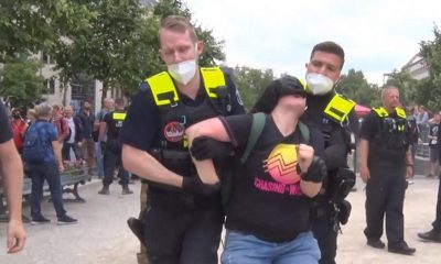 Почти 600 человек задержаны в Берлине во время протестов против COVID-ограничений - Фото