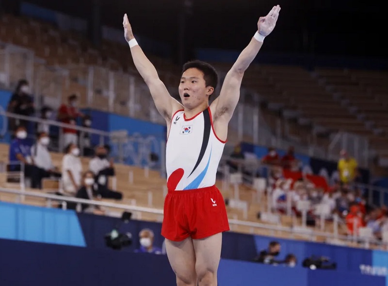 Южнокорейский гимнаст завоевал золото Олимпиады в Токио в опорном прыжке - Фото