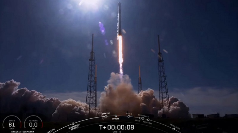 Ракета Falcon 9 с грузовым кораблем Dragon успешно стартовала к МКС - Фото