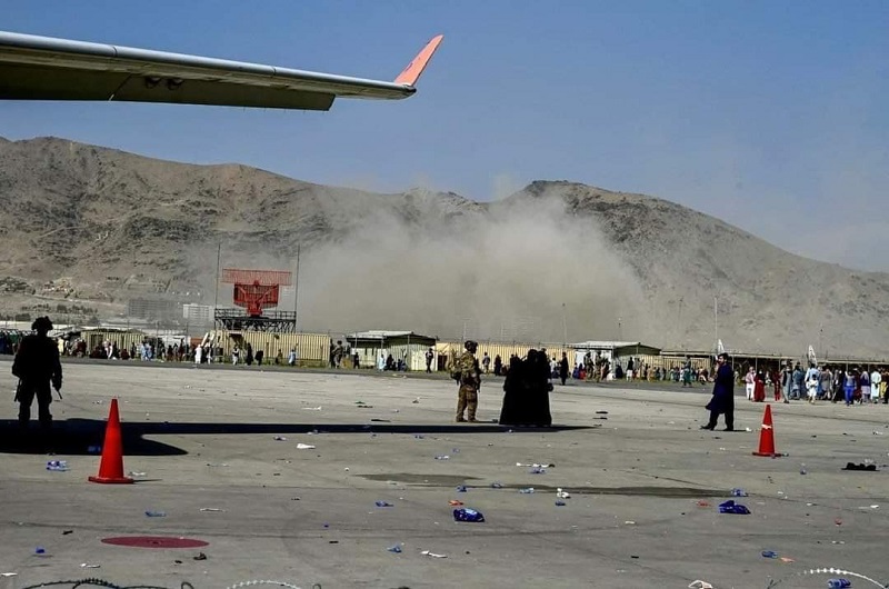 В результате взрывов у аэропорта Кабула погибли 13 человек - Фото