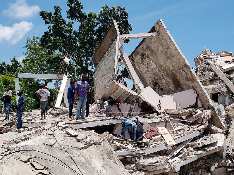 В результате землетрясения на Гаити погибли 724 человека - Фото