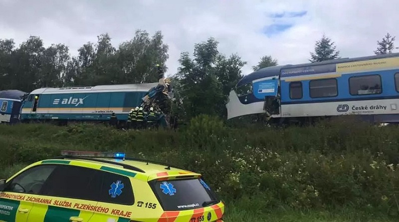 Два человека погибли в результате столкновения поездов в Чехии - Фото