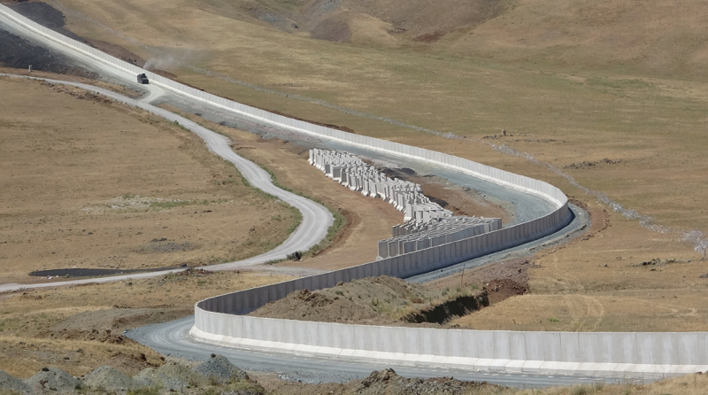 Турция завершила строительство стены длиной 221 км на границе с Ираном - Фото